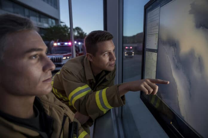 Pompiers surveillant un départ de feu avec intelligence artificielle