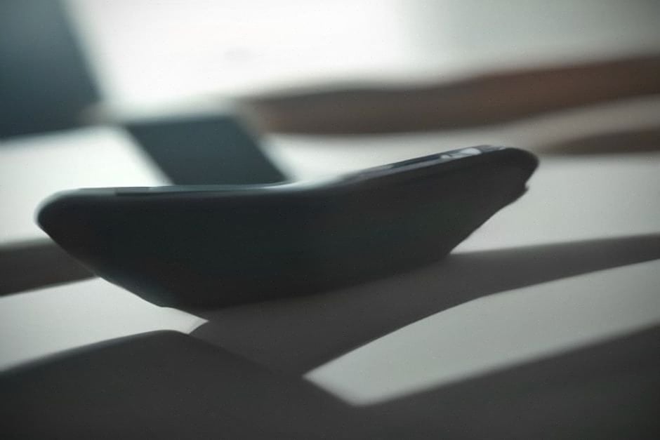 Banc de test smartphone illustrant une stratégie Apple sans IA générative