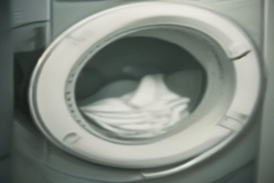 Chargement du linge dans une machine à laver intelligente moderne