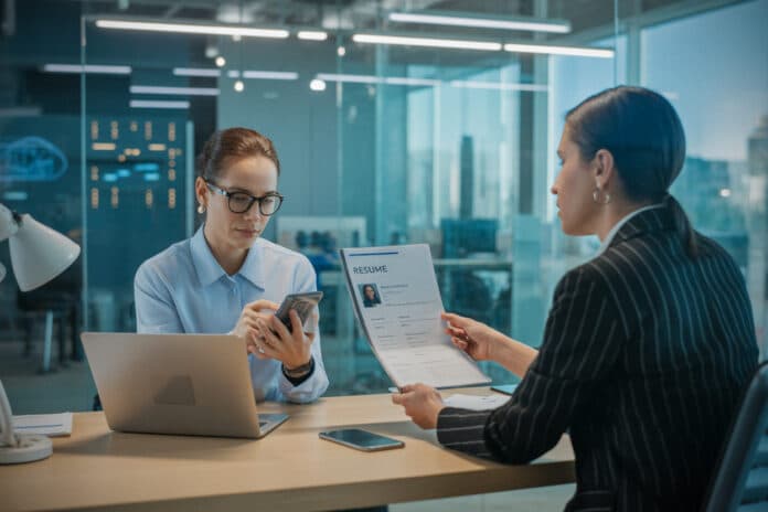 Recherche d'emploi en 2026, CV réécrits par ChatGPT, entretiens préparés par IA, ce qui change pour candidats et recruteurs