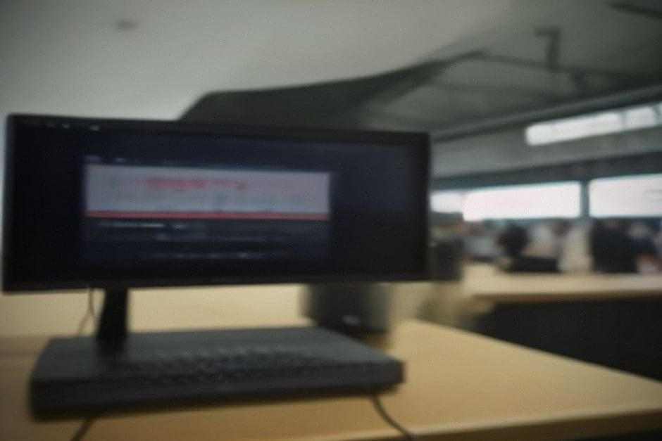 Ordinateur portable IA présenté sur un stand technologique européen