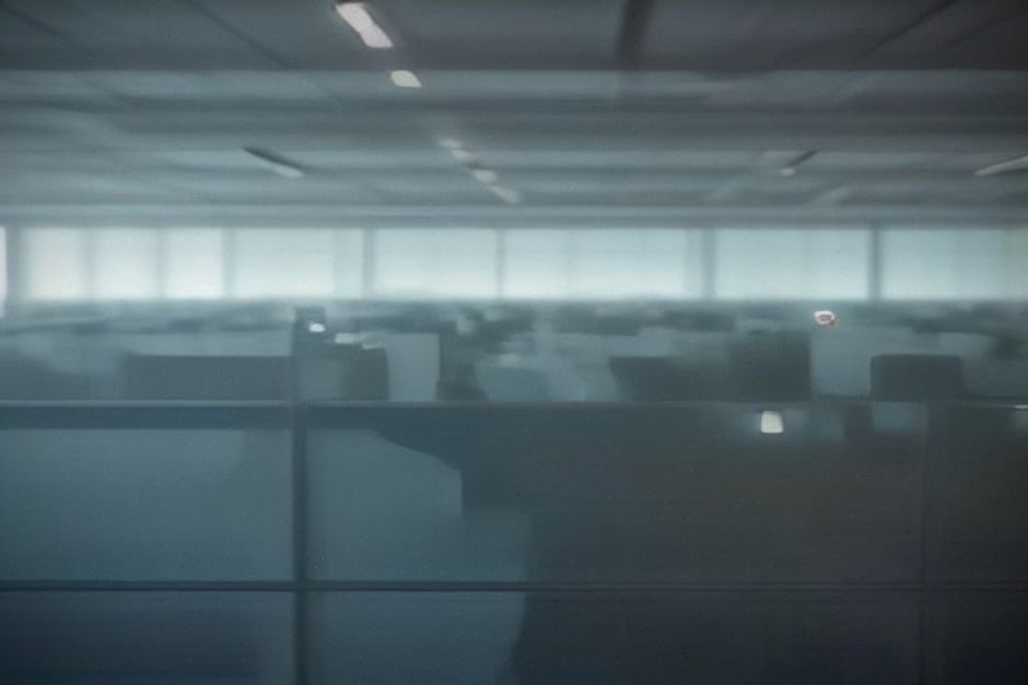 Salarié supervisant des agents IA dans un bureau moderne